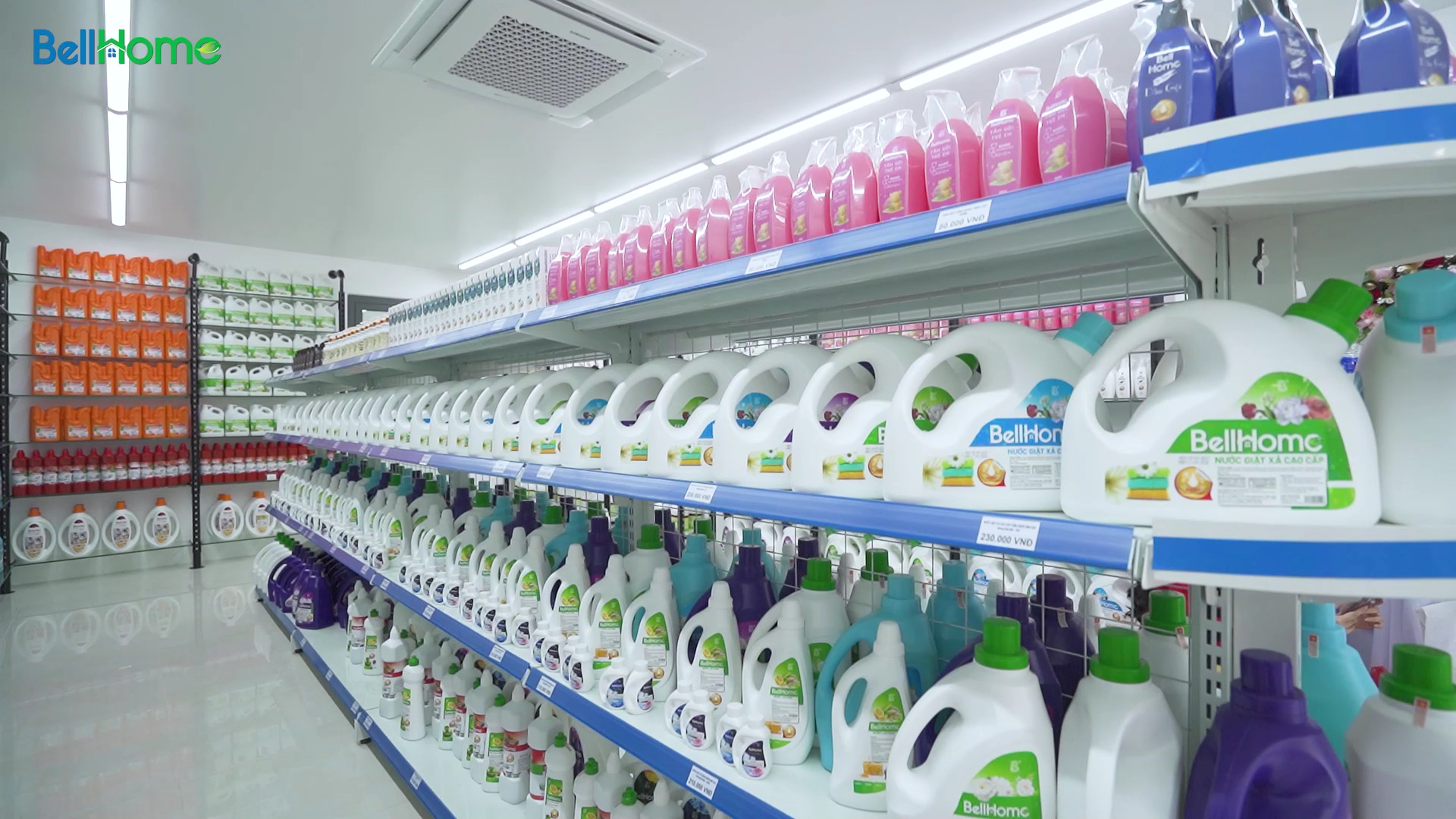 Gian hàng sản phẩm của Tổng kho O2O Mart được bố trí chuyên nghiệp, hiện đại