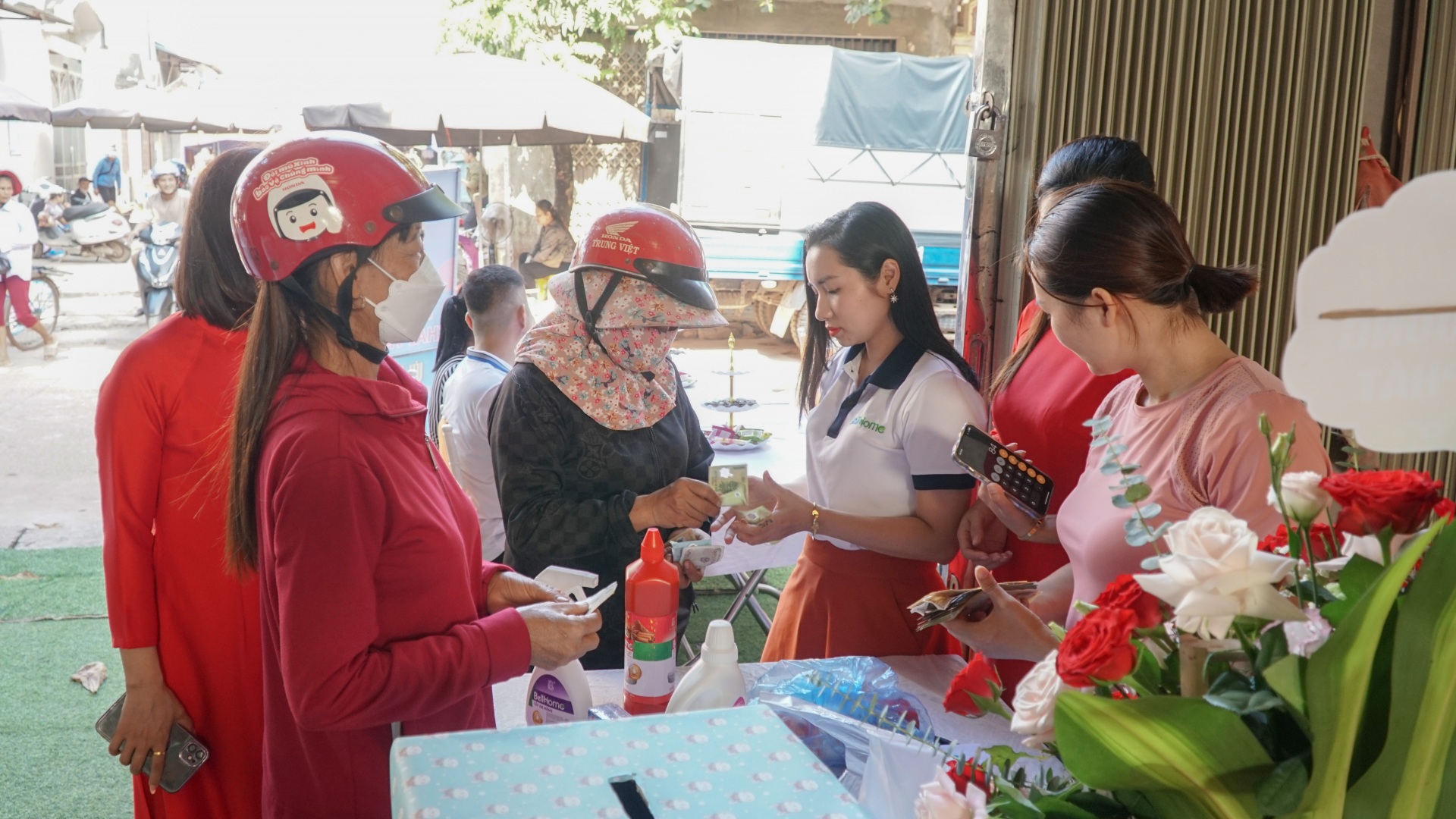 Tại buổi lễ khai trương có rất nhiều các chương trình khuyến mãi mở bán thu hút đông đảo khách hàng