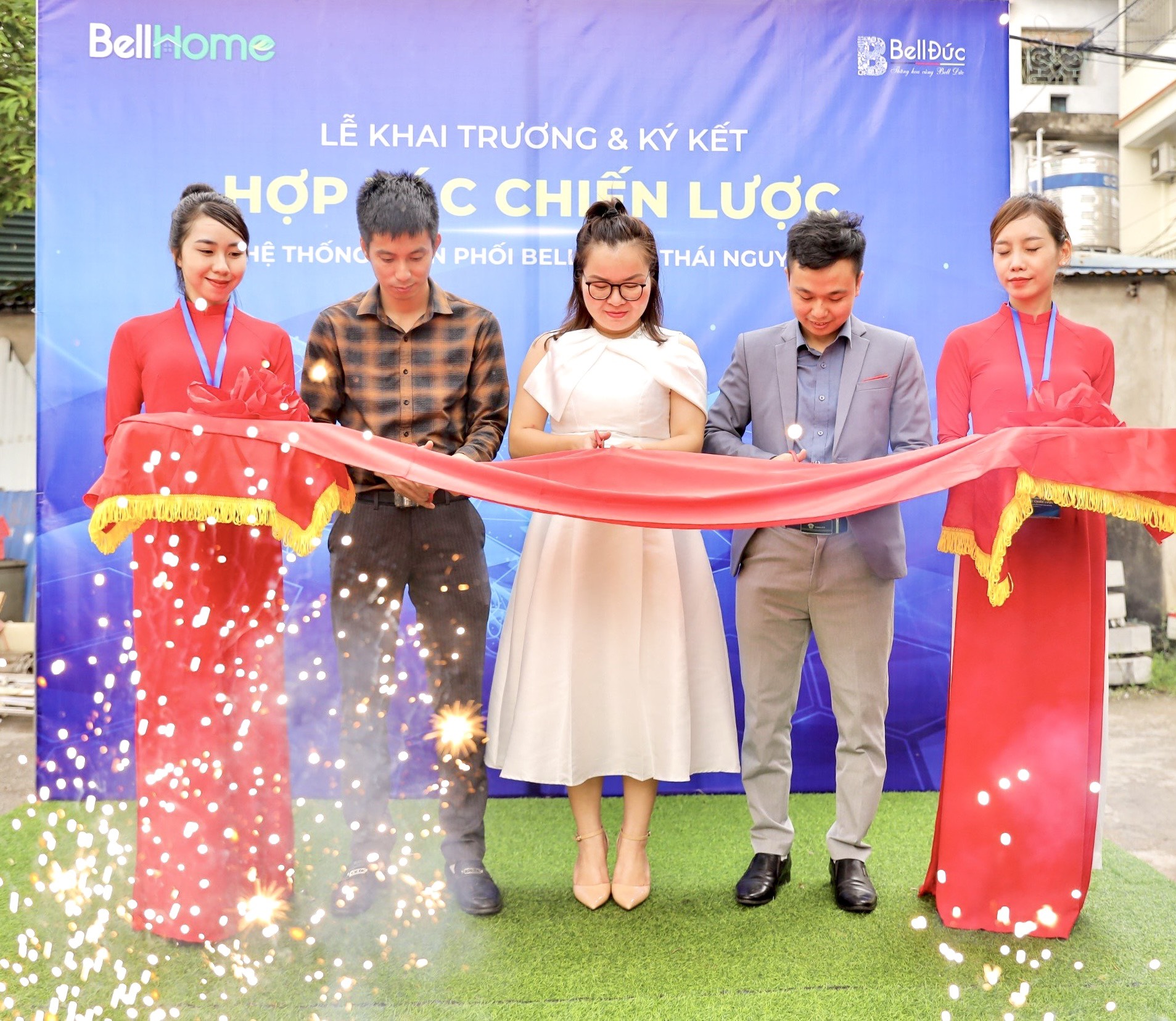 Tổng kho độc quyền Khu vực Bell Home Thái Nguyên chị Lâm Thị Thanh Huệ cùng ban lãnh đạo Tập đoàn Bell Việt Nam cắt băng khai trương