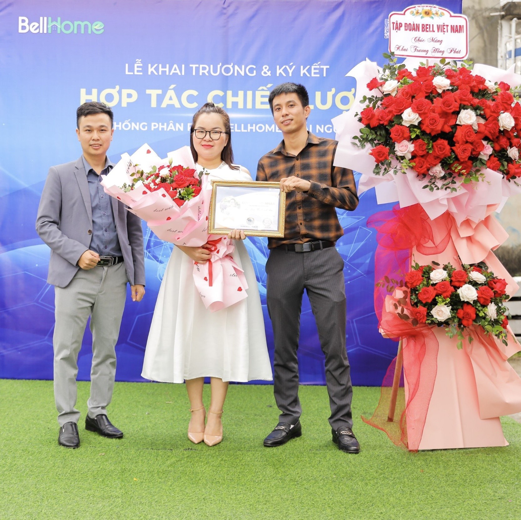 Ban lãnh đạo Tập đoàn Bell Việt Nam trao giấy chứng nhận cho Tổng kho Bell Home Thái Nguyên